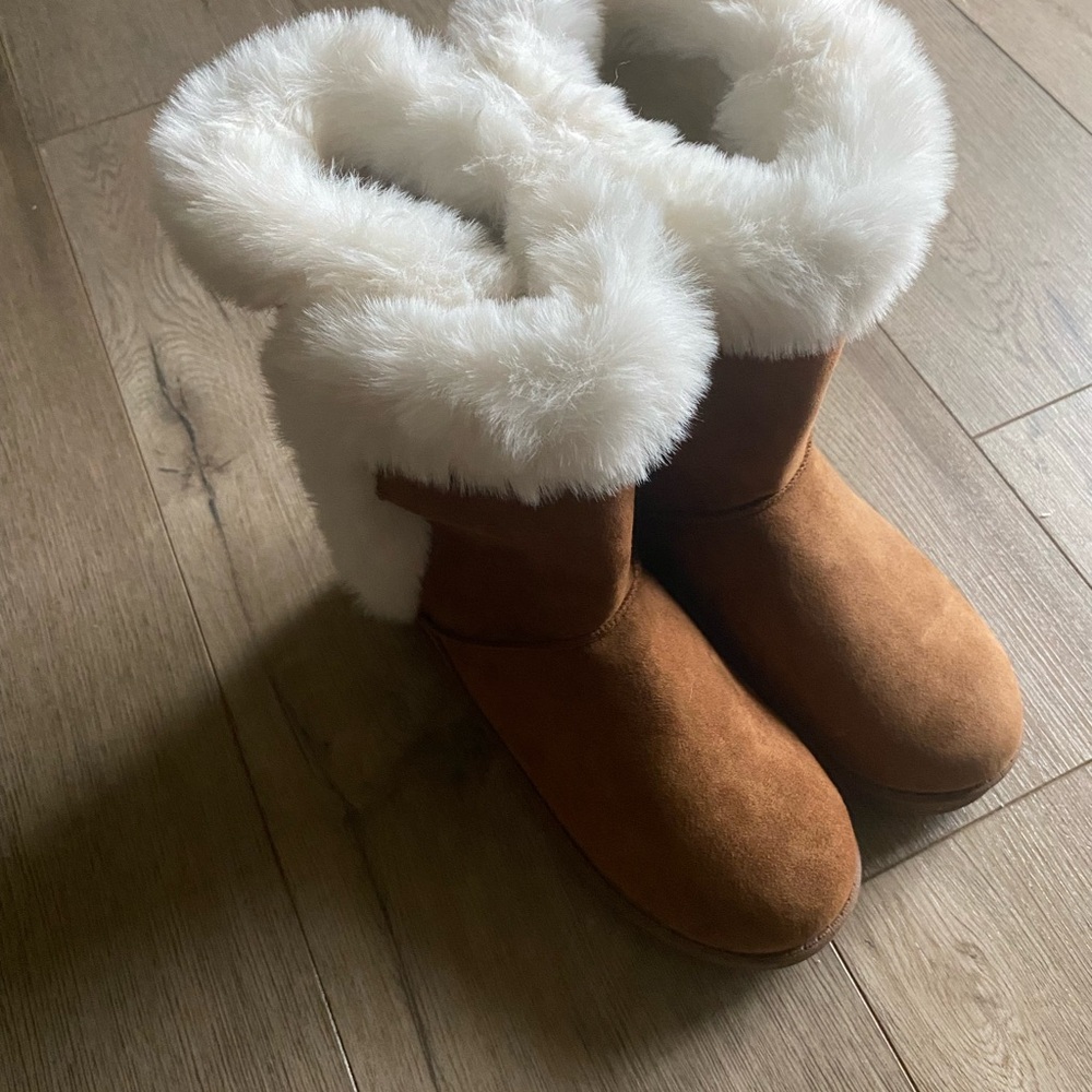 SO Chestnut Boots with Cream Fur
